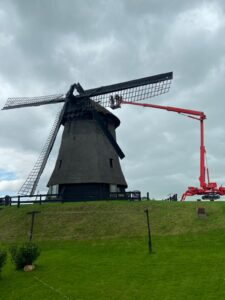 Molenmaker Poland bezig met het weghalen van losse onderdelen. 